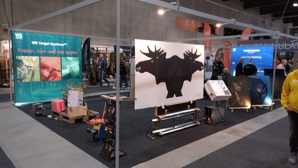 Electronic target system, rifle, running moose or running boar